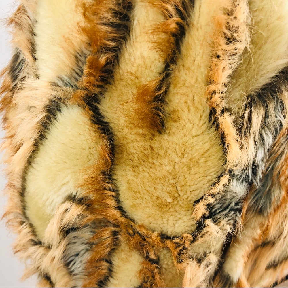 Faux Fur🥕Vegan Coyote Fur Vest Size Med - Picture 5 of 6